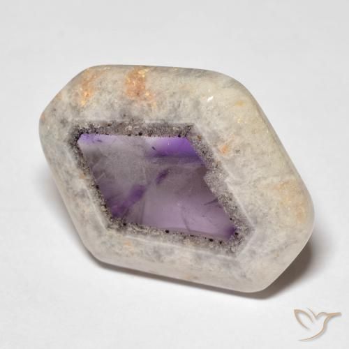 25.02 克拉紫水晶晶洞切片，26.1 x 21.5 毫米，产自巴西